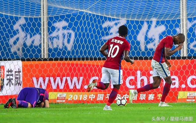  拉齐奥门将低级失误送对手三分  